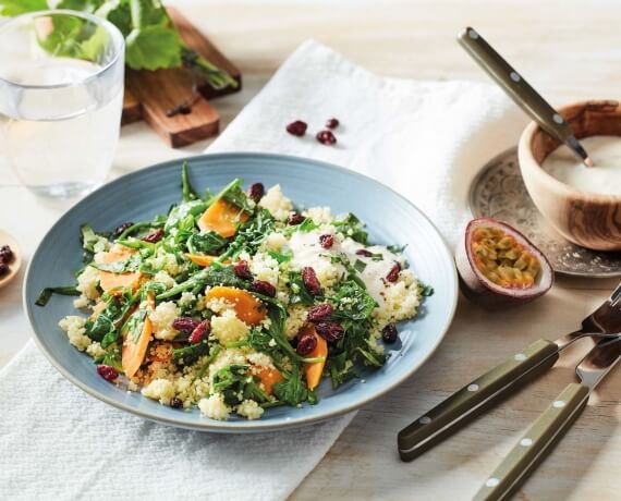 Bunte Couscous-Gemüse-Pfanne mit Passionsfruchtdip und Rosinen