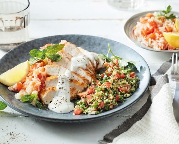 Gebratene Hähnchenbrust mit Tomatenreis, Tabouleh und Zitronenjoghurt