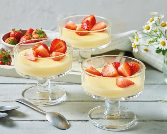 Vanillepudding mit Erdbeeren