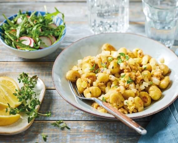 Gnocchi mit Birnen-Walnuss-Pesto und Salat