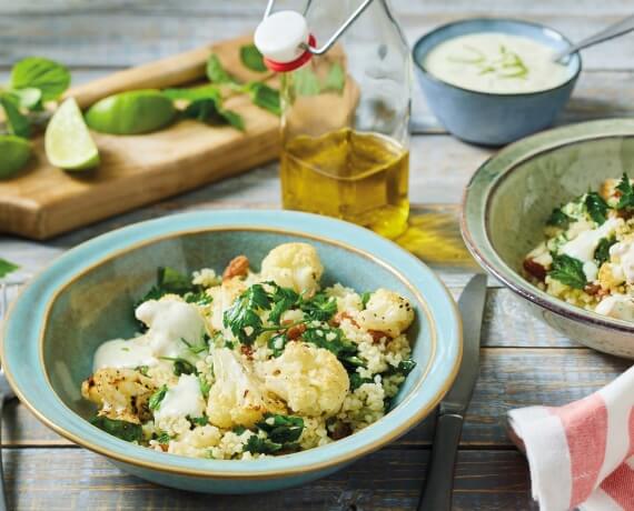 Gerösteter Blumenkohl mit Bulgur-Taboulé und Limetten-Joghurt