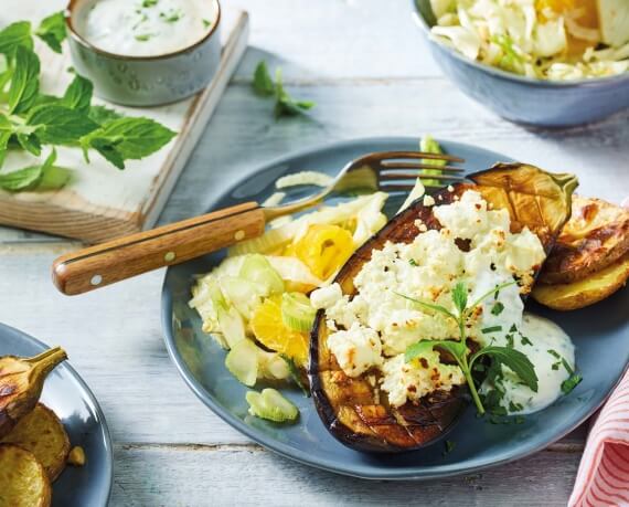 Gebackene Aubergine mit Feta-Käse zu Ofenkartoffel an Fenchel-Orangen-Salat