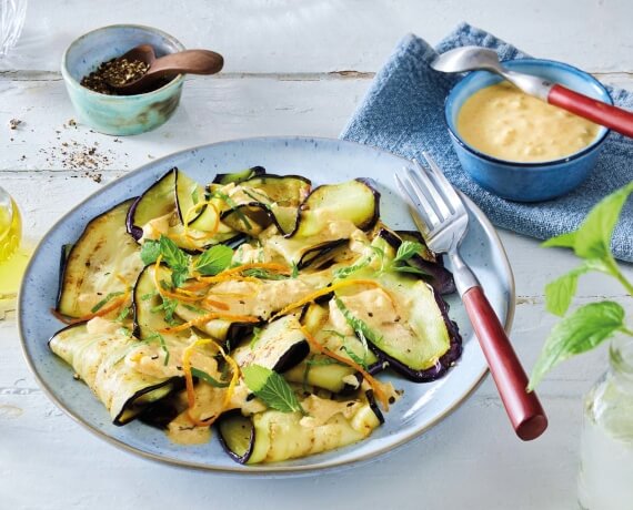 Gebratene Auberginen mit Orangen-Joghurt-Dip