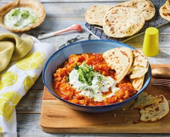 Rotes Linsen-Dal mit Naanbrot und Raita