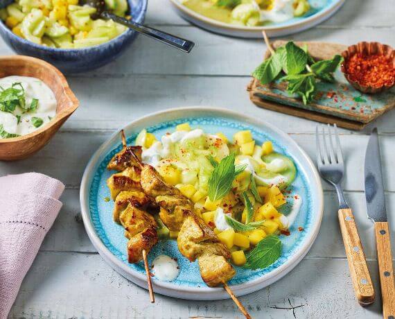 Tandoori-Spieße mit Gurken-Mango-Salat