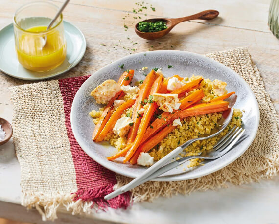 Ofen-Karotten mit Marinade aus Orangen und Feta auf Petersilien-Bulgur