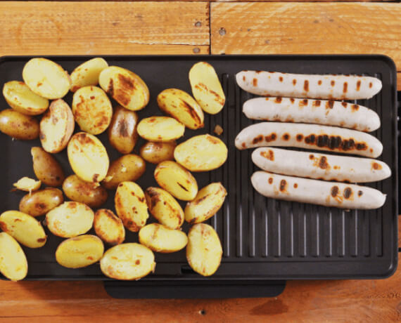 Dies ist Schritt Nr. 3 der Anleitung, wie man das Rezept Bratwurst mit gegrilltem Kartoffelsalat zubereitet.