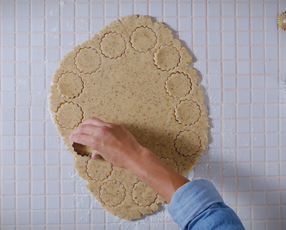 Dies ist Schritt Nr. 2 der Anleitung, wie man das Rezept Linzer Plätzchen zubereitet.