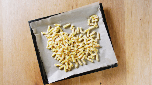 Dies ist Schritt Nr. 3 der Anleitung, wie man das Rezept Pasta-Chips zubereitet.