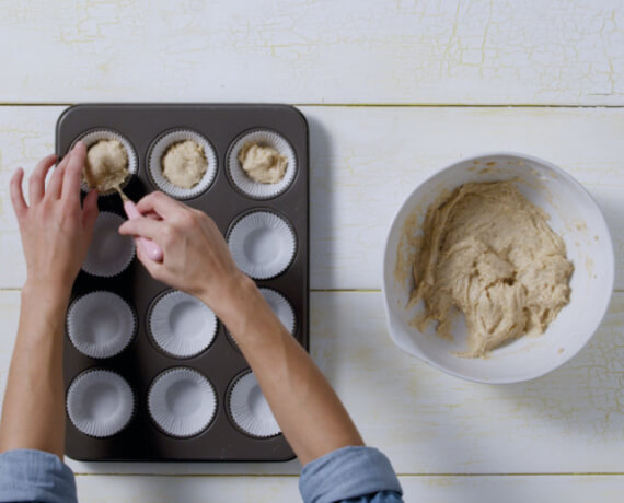 Dies ist Schritt Nr. 2 der Anleitung, wie man das Rezept Rhabarber-Streusel-Muffins zubereitet.