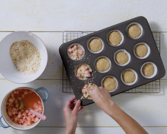 Dies ist Schritt Nr. 4 der Anleitung, wie man das Rezept Rhabarber-Streusel-Muffins zubereitet.