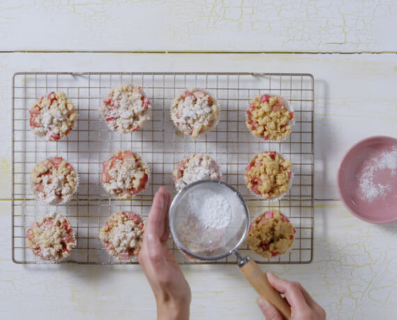 Dies ist Schritt Nr. 5 der Anleitung, wie man das Rezept Rhabarber-Streusel-Muffins zubereitet.