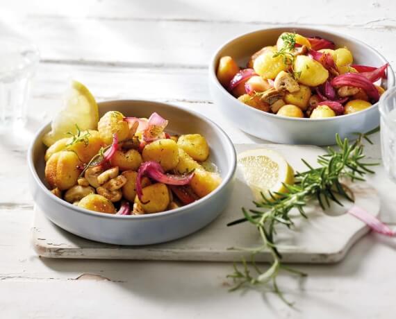 Gnocchi in Rosmarinbutter mit Rotweinzwiebeln und gebratenen Champignons