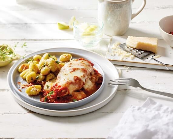 Hähnchenbrustfilet „Parmigiana“ mit würzigem Tomatensugo und Gnocchi