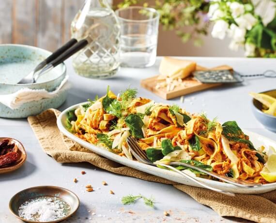 Tagliatelle mit Spinat, Fenchel und Pesto rosso