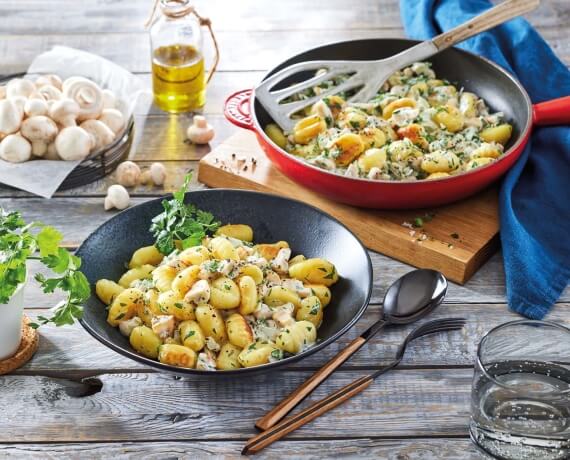 Gnocchipfanne mit gebratenen Champignons und Petersilien-Rahm-Sauce