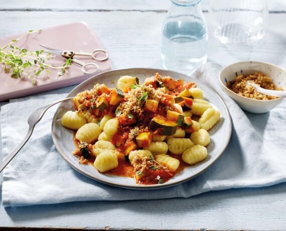 Frische Gnocchi mit Tomatensugo und Thymian-Knusperstreuseln