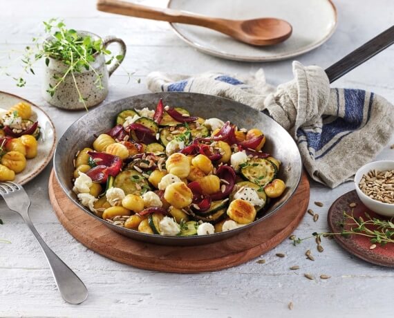 Gebratene Gnocchi mit geröstetem Zucchini an gezupftem Mozzarella auf Balsamico-Zwiebeln