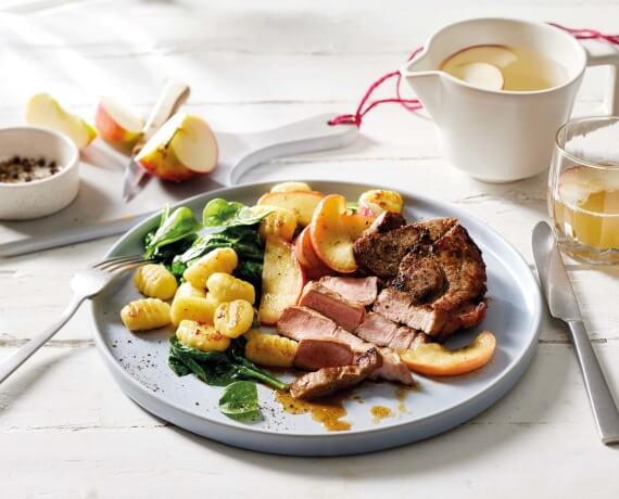 Schweinesteaks mit Gnocchi und karamellisierten Äpfeln