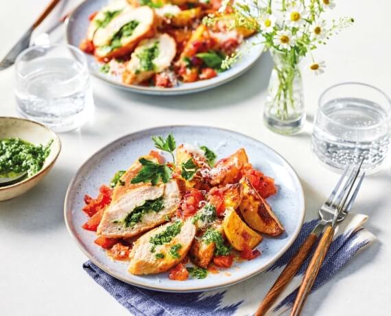 Pesto-Hähnchen mit Tomaten-Röstkartoffel-Salat und Parmesan