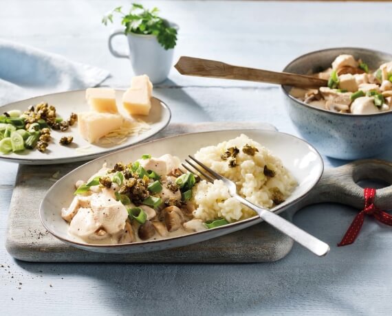 Cremiges Ragout vom Hähnchen mit Champignons, Risotto und frittierten Kapern