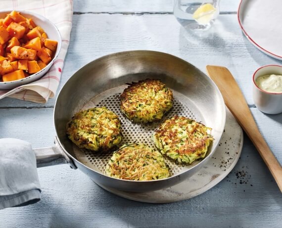 Frikadellen von der Zucchini mit gebratener Süßkartoffel und Schnittlauch-Dip