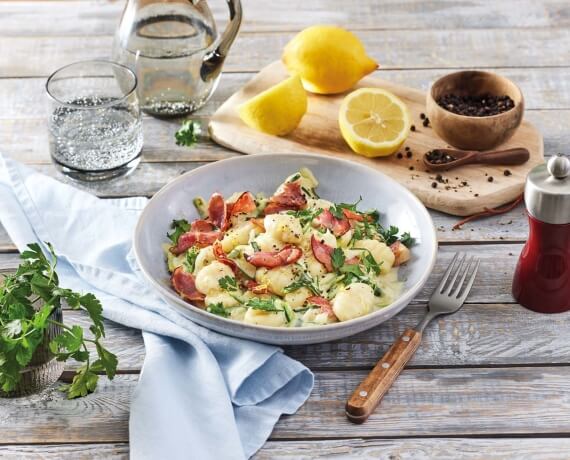 Gnocchi alla panna mit Schinken, Zitrone und Zucchini