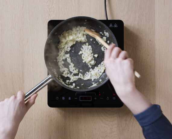 Dies ist Schritt Nr. 1 der Anleitung, wie man das Rezept Klassische Frikadellen zubereitet.