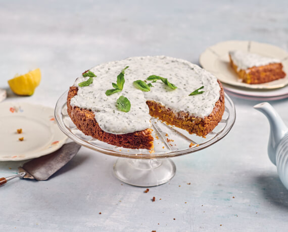 Veganer Carrot-Cake mit Zitronen-Minz-Frosting