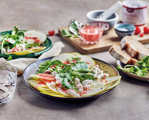 Birnen-Carpaccio mit Feldsalat und Himbeer-Vinaigrette