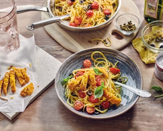 Vegane Pasta Puttanesca mit überbackenen Vemondo Mini-Schnitzel-Streifen