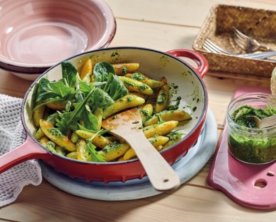 Vegane Schupfnudelpfanne mit Feldsalat-Rucola-Pesto