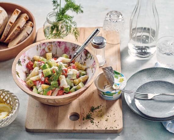 Veganer Gurken-Spargel-Salat mit Paprika und Dill