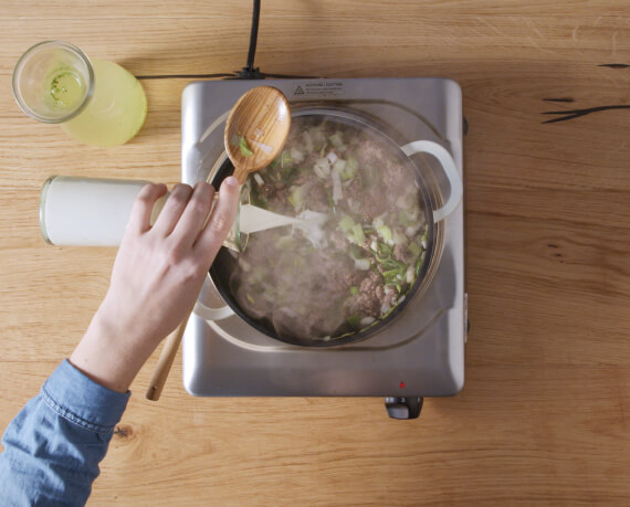 Dies ist Schritt Nr. 3 der Anleitung, wie man das Rezept Klassische Käse-Lauch-Suppe zubereitet.