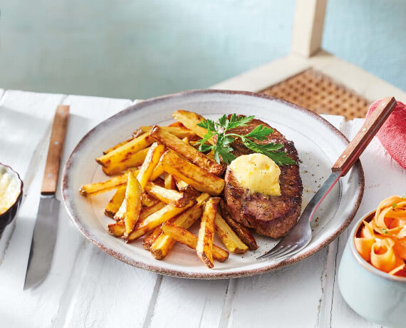 Steak mit Orangen-Gewürz-Butter, Pommes frites und Karottensalat