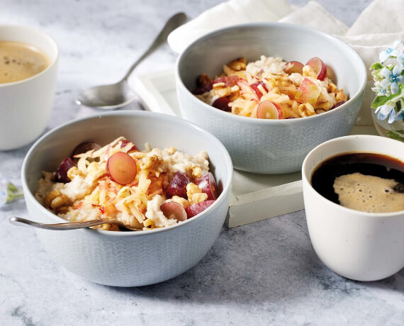 Porridge mit Apfel und Trauben