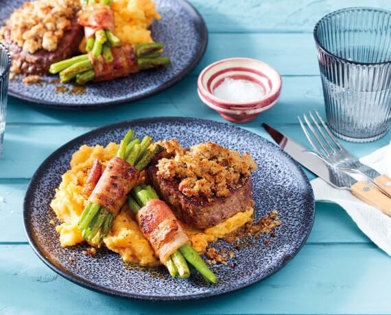 Steak vom Rind mit Haselnuss verfeinert an Süßkartoffelpüree und Speck-Bohnen