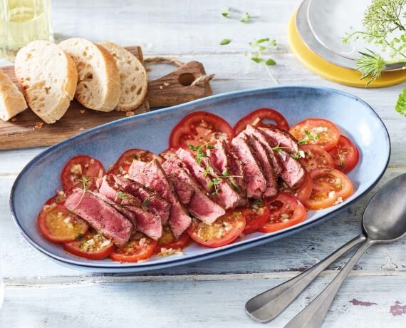 Steak auf marinierten Tomaten