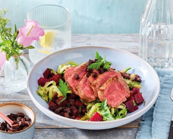 Steaks vom Rinderfilet und Rote-Bete-Gurkensalat