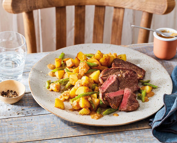 Rinder-Steaks mit gewürfelten Kartoffeln, Stangen-Bohnen an Schalotten-Senf-Vinaigrette
