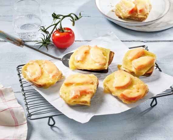 Überbackenes Käse-Brötchen mit Tomate