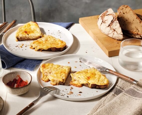 Überbackenes Brot mit Käse