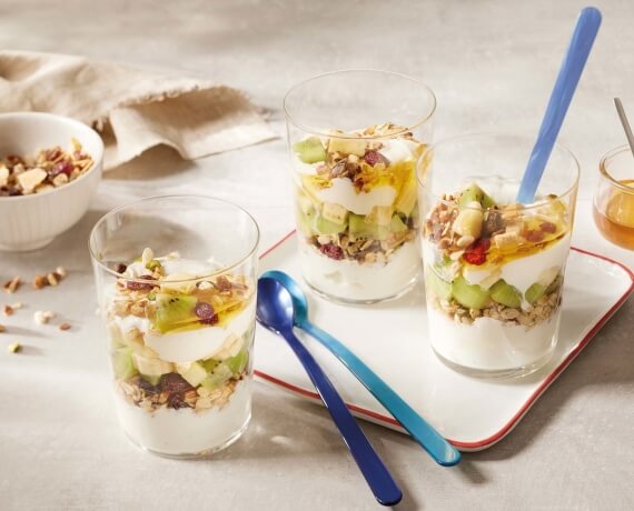 Joghurt mit Müsli, Banane und Kiwi