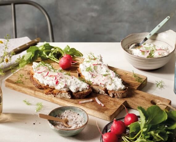 Bauernbrot mit Radieschen-Dill-Quark