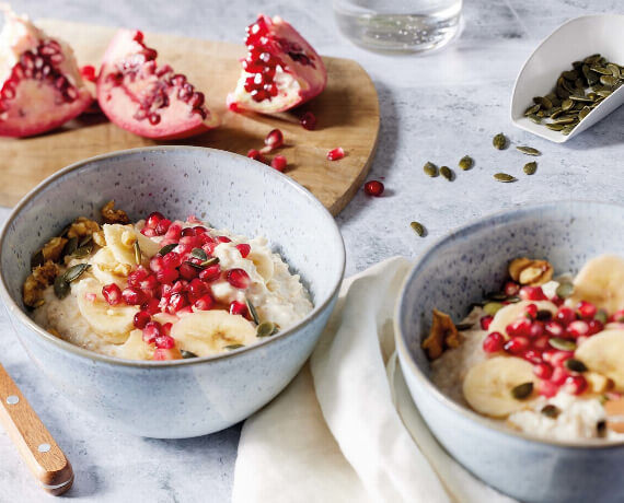 Porridge mit Granatapfel und Banane