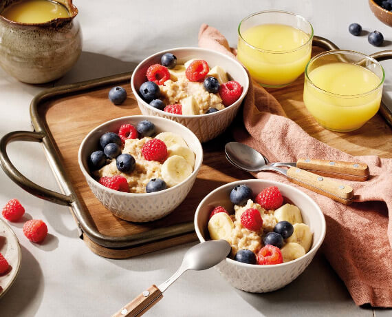 Porridge mit Sojadrink, Banane und Blaubeeren