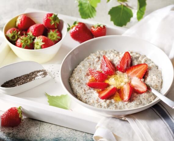 Porridge mit Chia-Samen und Erdbeeren