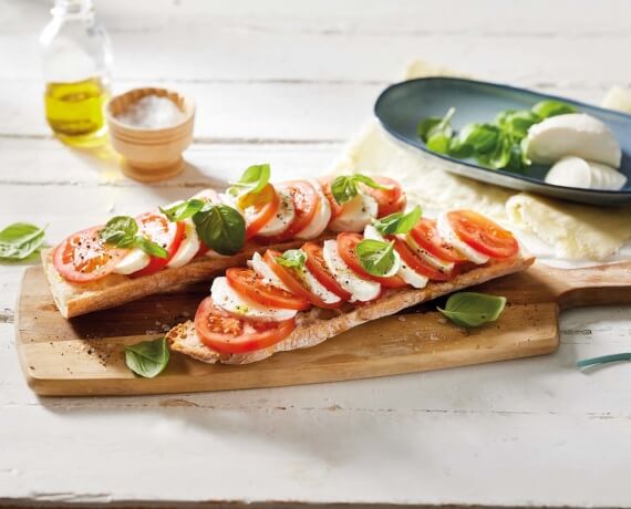 Baguette mit Caprese und Basilikum