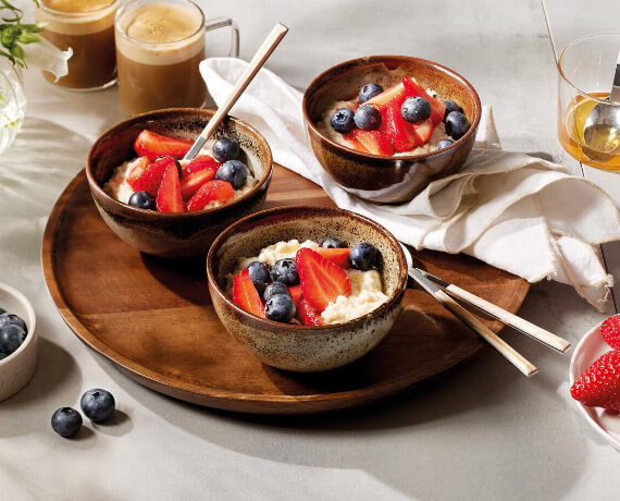 Porridge mit Erdbeeren und Blaubeeren