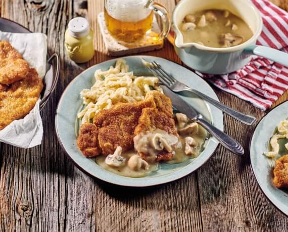 Schnitzel mit Spätzle und Champignon-Rahmsauce